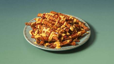 Γλυκοπατάτες τηγανητές με σπιτική BBQ sauce & τυρί cheddar τριμμένο